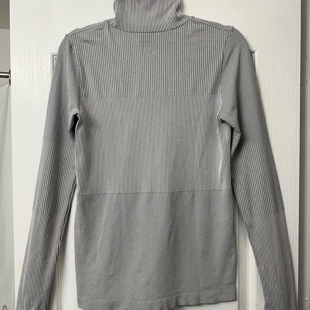 Athleta white and black stripe Women’s turtleneck